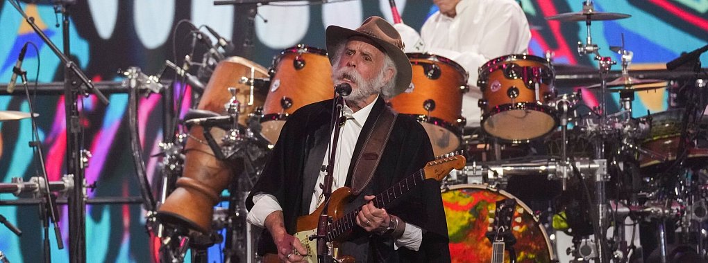 Bobby Weir (vorn) und Mickey Hart von Grateful Dead standen bei der Gala in Los Angeles auf der Bühne. - © Chris Pizzello/Invision/AP/dpa
