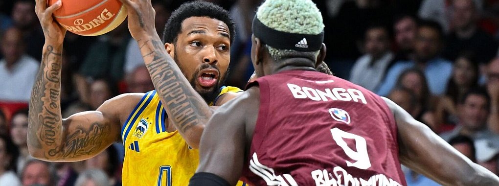 Bayerns Isaac Bonga (r) verteidigt gegen Albas Sterling Brown. - &copy; Sven Hoppe/dpa