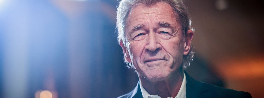 Peter Maffay will nach seinem Bühnenabschied in der Landwirtschaft arbeiten und hat große Pläne mit einem Oldtimer-Traktor. - © Christoph Reichwein/dpa