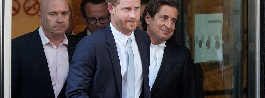 Anwalt David Sherborne (r.) schätzt die Gerichtskosten für das Verfahren von Prinz Harry (M.) und anderen Promis auf mehr als 38 Millionen Pfund. (Archivbild) - © Frank Augstein/AP