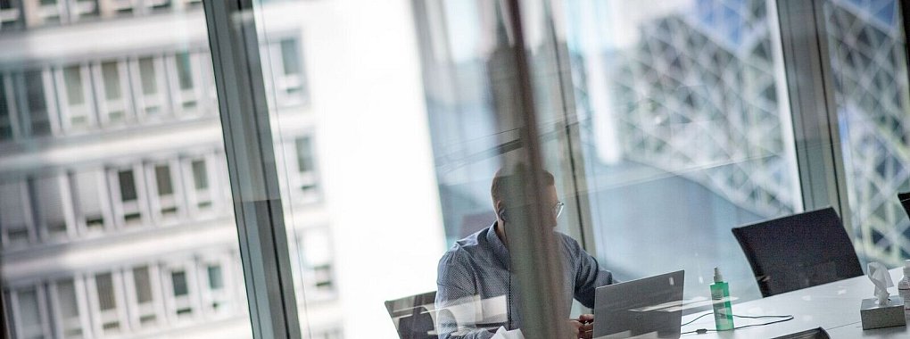 Abfindungsangebot vom Arbeitgeber erhalten? Dann kann es sinnvoll sein, das von einem Profi prüfen zu lassen. - © Zacharie Scheurer/dpa-tmn
