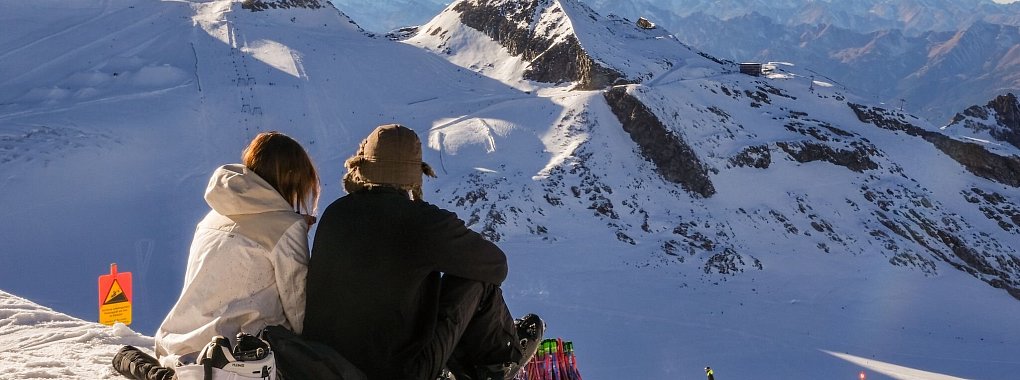 Hochgelegen und schneesicher: der Hintertuxer Gletscher. - © Tom Nebe/dpa-tmn