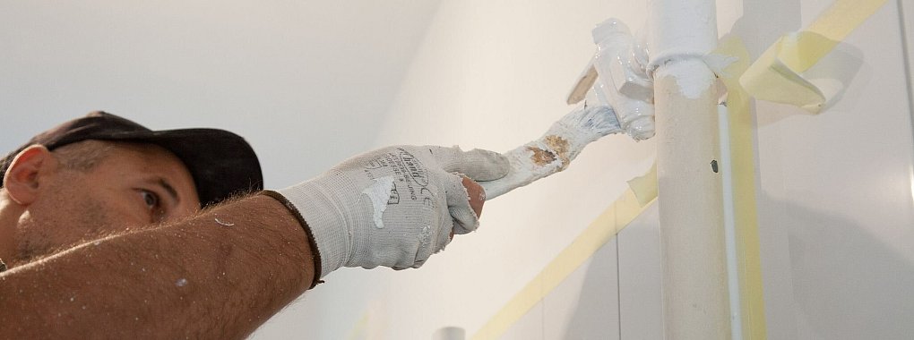 Am besten lässt man Handwerker in Ruhe ihre Arbeit machen. - © Kai Remmers/dpa-tmn