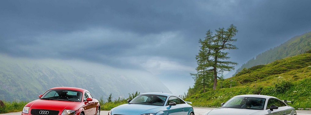 Trio mit Charme: Den designorientierten Audi TT haben viele Autofans seit der ersten Generation (links) in ihr Herz geschlossen. - © Houdek/Audi AG/dpa