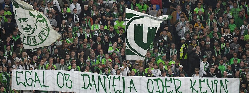 Wolfsburger Fans protestieren gegen Spieler Kevin Behrens und Niedersachsens Innenministerin Daniela Behrens. - © Swen Pförtner/dpa
