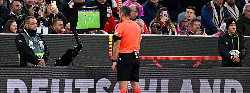 Fester Bestandteil von Fußball-Debatten: Der Videobeweis. - © Tom Weller/dpa