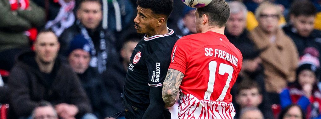 Freiburgs Lukas K&uuml;bler (r) im Kopfballduell mit Frankfurts Doppeltorsch&uuml;tzen Ansgar Knauff. - &copy; Tom Weller/dpa