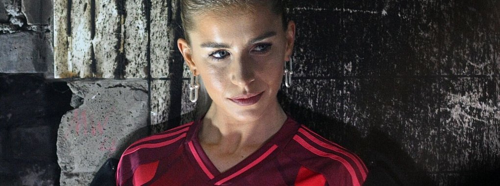 Auch Influencerin Caro Daur zeigte sich schon in dem neuen Trikot. (Archivbild) - © Jens Kalaene/dpa
