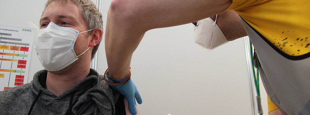 Mit Spritzen hat Rettungsassistent Thomas Rottmann von Berufs wegen Erfahrung. Aber als ihm der Medizinische Fachangestellte Christian Schulz die erste Impfung verabreicht, schaut er doch lieber weg. - &copy; Silke Buhrmester