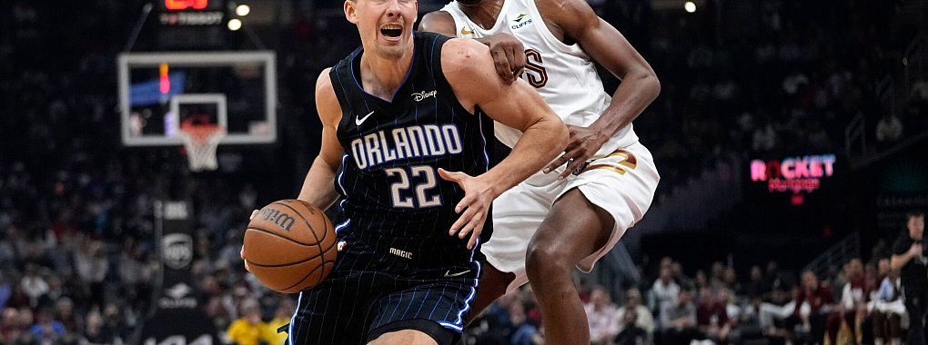 Orlandos Franz Wagner (22) zieht an Evan Mobley von den Cleveland Cavaliers vorbei. - © Sue Ogrocki/AP/dpa