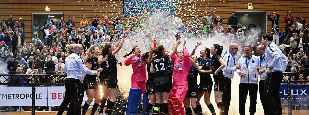 Das deutsche Team jubelt bei der Preisverleihung der Europameisterschaft. - &copy; Sebastian Christoph Gollnow/dpa