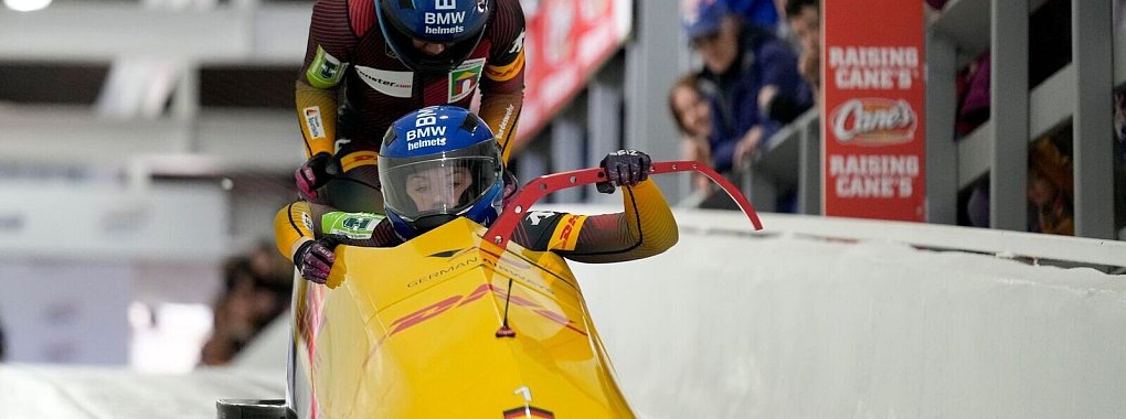 Laura Nolte (vorne) und Deborah Levi stehen vor ihrem ersten WM-Titel im Zweierbob. - © Seth Wenig/AP/dpa