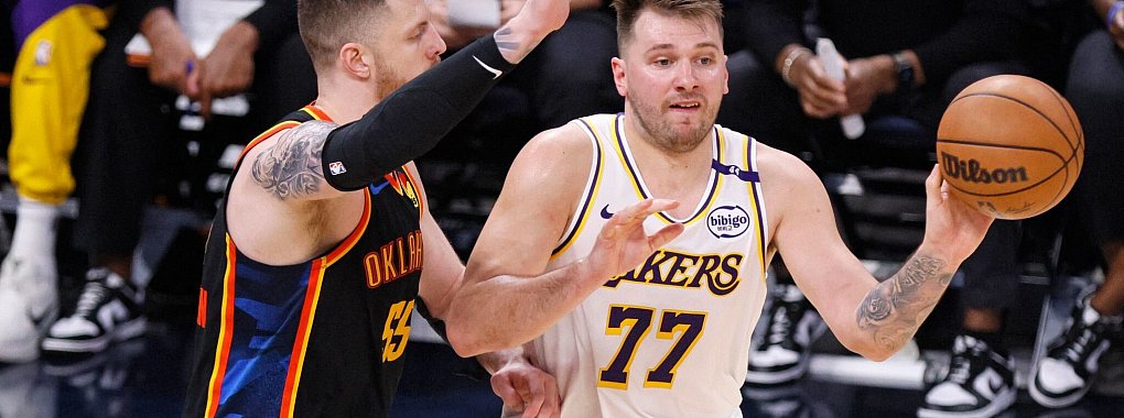 Isaiah Hartenstein (l.) konnte Luka Doncic nur selten bremsen. - © Nate Billings/AP/dpa