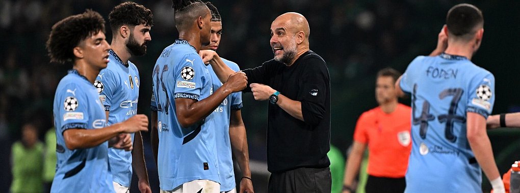 City-Coach Pep Guardiola und seine Spieler haben nach der dritten Niederlage einiges zu besprechen. - © Zed Jameson/PA Wire/dpa