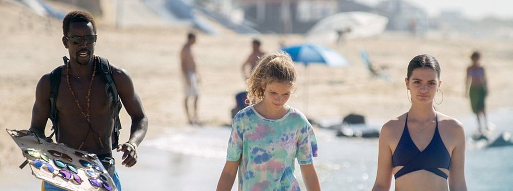 Anfangs klammert sich Claire (Zita Gaier, M) an ihre &auml;ltere Schwester Zoe (Nicolais Borger, r). - &copy; Wojciech Staron/WDR/NiKo Film/Arte/dpa