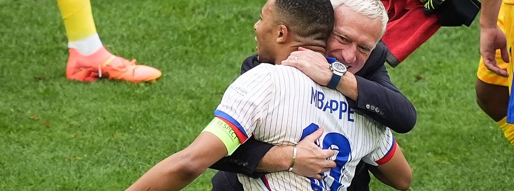 Nationaltrainer Didier Deschamps (r) und Frankreichs Superstar Kylian Mbapp&eacute; feiern den Sieg gegen Belgien. - &copy; Marcus Brandt/dpa
