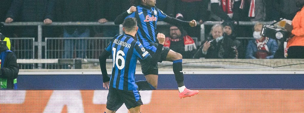 Traf in Stuttgart zur Führung für Bergamo: Der Ex-Leipziger Ademola Lookman (r.). - © Tom Weller/dpa