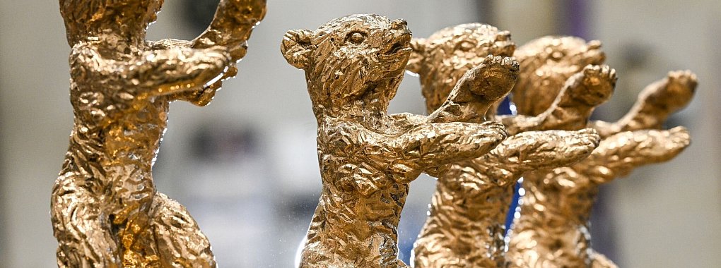 Erste Rohlinge der Berlinale-B&auml;ren in der Bildgie&szlig;erei Hermann Noack in Berlin. - &copy; Jens Kalaene/dpa