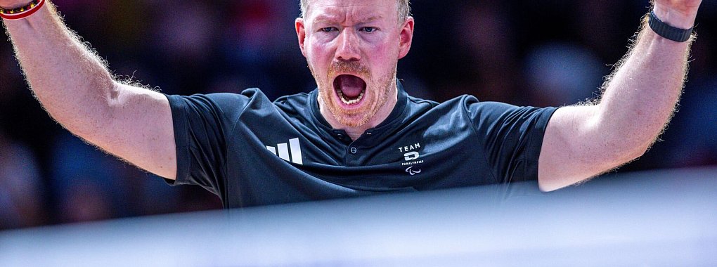 Christoph Herzog freut sich auf das Halbfinale im Sitzvolleyball. - &copy; Jens B&uuml;ttner/dpa