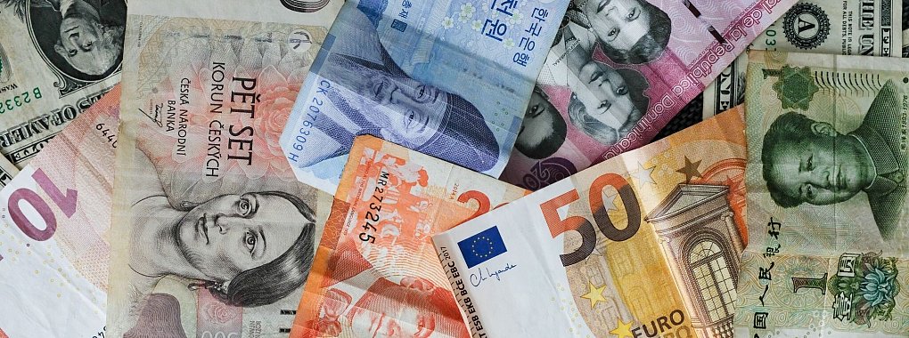 Ob Dollar, Pfund oder Franken: Beim Geldabheben am Bankautomaten im Ausland sollte man oft angebotene Umrechnungen in Euro meiden, da diese mit hohen Gebühren verbunden sein können - © Laura Ludwig/dpa-tmn
