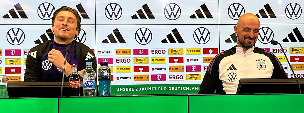 Freuen sich auf das Spiel gegen Spanien: U21-Nationaltrainer Antonio Di Salvo (r) und Spieler Rocco Reitz - © Christian Kunz/dpa