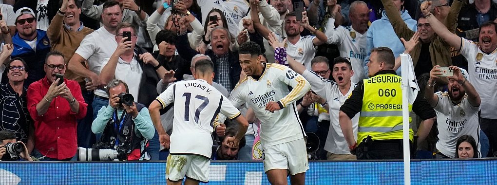 Jude Bellingham (r) von Real Madrid jubelt nach dem dritten Tor seiner Mannschaft. - &copy; Manu Fernandez/AP