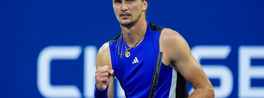 Alexander Zverev bejubelt seinen Viertelfinaleinzug bei den US Open. - © Eduardo Munoz Alvarez/AP/dpa