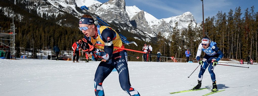 Der Norweger Johannes Thingnes Bö (l) sicherte sich das Gelbe Trikot. - © Jeff McIntosh/The Canadian Press/AP/dpa
