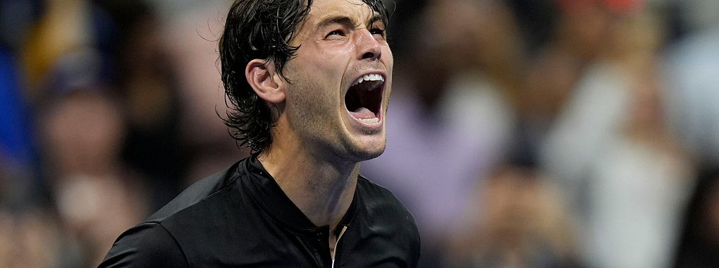Taylor Fritz schreit seine Freude über den Finaleinzug heraus. - © Seth Wenig/AP/dpa