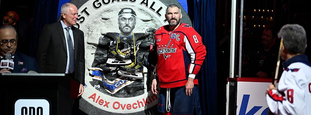 Die Washington Capitals haben Alexander Owetschkin für seinen Torrekord in der NHL geehrt. - © Nick Wass/AP/dpa