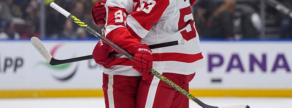 Moritz Seider (re.) feiert mit Alex DeBrincat den Siegtreffer in Vancouver - den sechsten Sieg in Serie mit den Detroit Red Wings. - © DARRYL DYCK/The Canadian Press/AP/dpa
