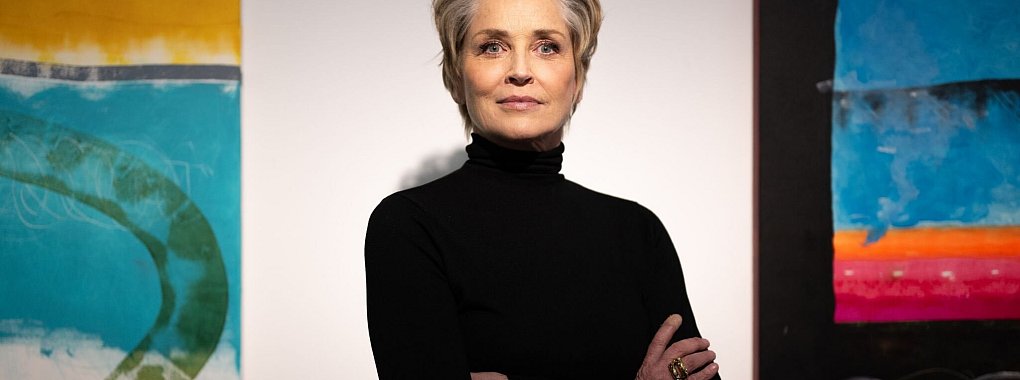 Schauspielerin Sharon Stone im Februar 2024 in einer Galerie in Berlin vor ihren Werken. - &copy; Monika Skolimowska/dpa
