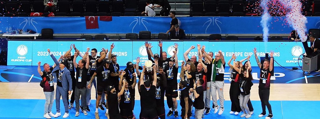 Die Spieler der Niners Chemnitz jubeln nach dem Spiel mit der gewonnenen Troph&auml;e. - &copy; Matthias Stickel/dpa