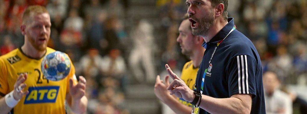 Frankreichs Trainer Guillaume Gille gibt seinen Spielern in der Partie gegen Schweden Anweisungen. - &copy; Federico Gambarini/dpa