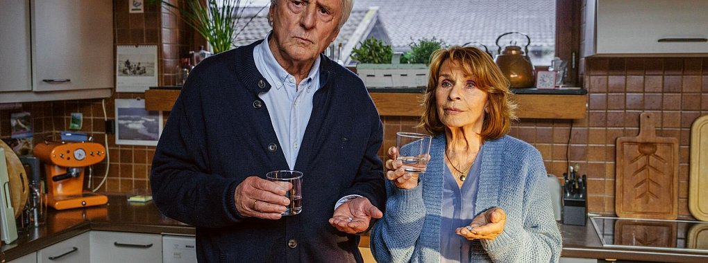 Günther und Marianne wollen raus aus der trostlosen Routine. - © Jürgen Olczyk/ARD Degeto Film/Relevant Filmproduktion/dpa