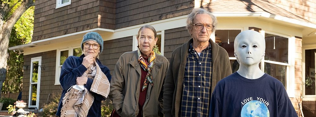 Ben Kingsley (2.v.r.) als Milton, Jane Curtin (l) als Joyce, Harriet Harris (2.v.l.) als Sandy und der au&szlig;erirdische Besucher in einer Szene des Films &laquo;A Great Place To Call Home&raquo; - &copy; Linda Kallerus/Neue Visionen Filmverleih/dpa