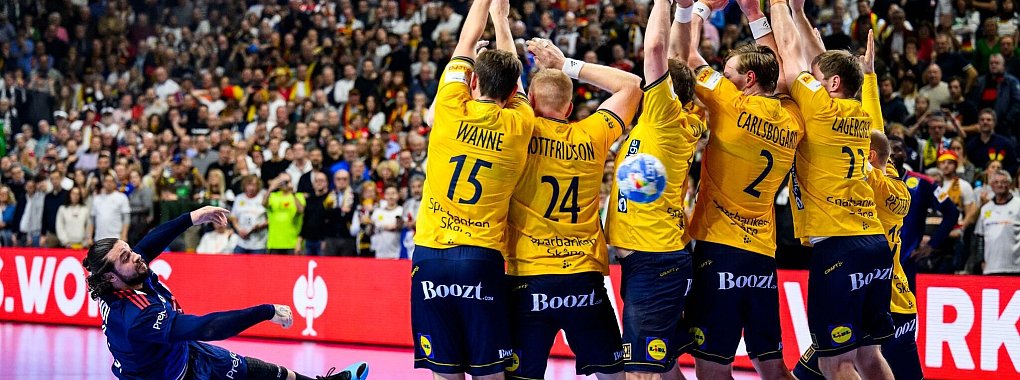 Elohim Prandi (l) rettete die Franzosen mit einem Freiwurf in letzter Sekunde in die Verl&auml;ngerung. - &copy; Tom Weller/dpa