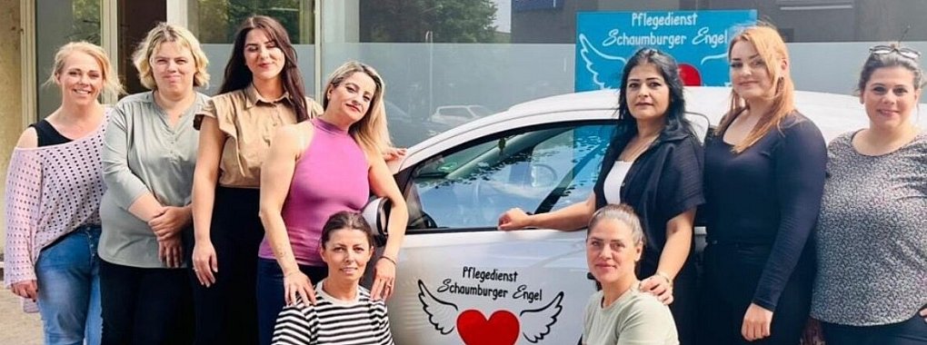 Pflegedienstleiterin Melek Turan (rechts) und ihr Team vom Schaumburger Engel mit Hilal Aydogdu, Gülizar Yildiz, Hilal Gür, Sevil Kama, Özden Özsoy, Hüsran Duran, Ann Christine Maas sowie Tanja Wirdemann (von rechts) pflegen Menschen so, wie sie selbst gepflegt werden wollen. - © Schaumburger Engel GmbH