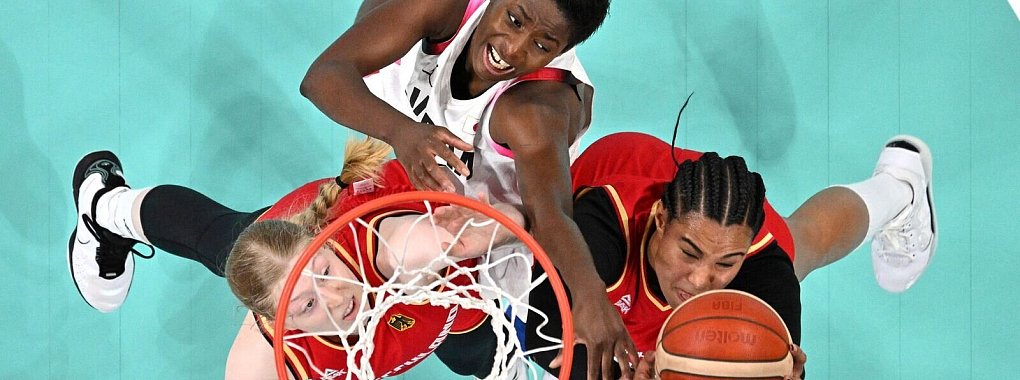 Satou Sabally (r.) und die deutschen Basketballerinnen haben bei Olympia auch ihr zweites Spiel gewonnen. - &copy; Sameer Al-Doumy/Pool AFP/AP/dpa