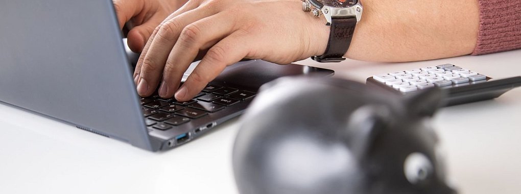 Online nach den besten Zinsangeboten suchen - &copy; Foto: Christin Klose/dpa-tmn