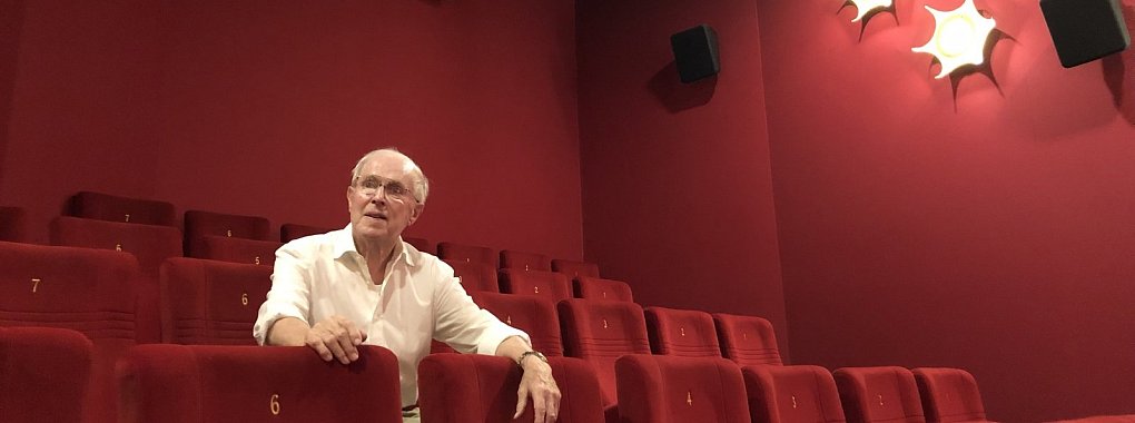 Cineast: Peter Gedies (90), langjähriger Betreiber der Salzufler „Filmbühne", erinnert sich einem Kinosaal an die Blütezeit der Filmpaläste in der Salzestadt. Zwischenzeitlich gab es in der Salzestadt sechs Kinos. - © Sven Kienscherf