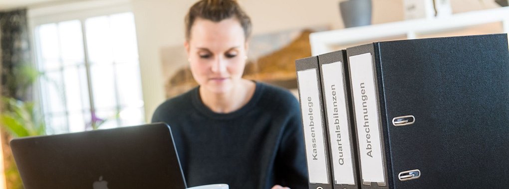 Langer Arbeitsweg, hohe Krankheitskosten? Wer bereits unter dem Jahr von Steuervergünstigungen profitieren möchte, kann ab sofort einen Antrag auf Lohnsteuer-Ermäßigung für das Jahr 2025 stellen. - © Benjamin Nolte/dpa-tmn