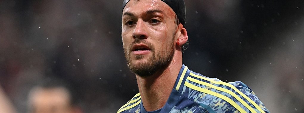 Daniele Rugani bedeckte seine Platzwunde zun&auml;chst mit einer Badekappe. - &copy; Arne Dedert/dpa