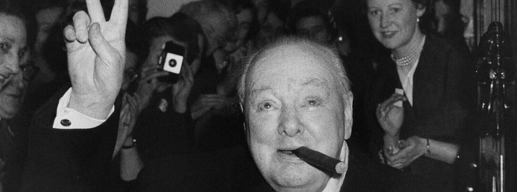 Die Victory-Geste gehörte zum Repertoire des britischen Staatsmannes. (Archivbild) - © UPI/dpa