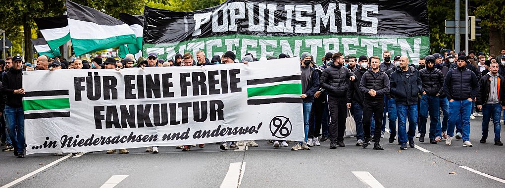 Hannover-Fans demonstrieren in Braunschweig. - © Moritz Frankenberg/dpa