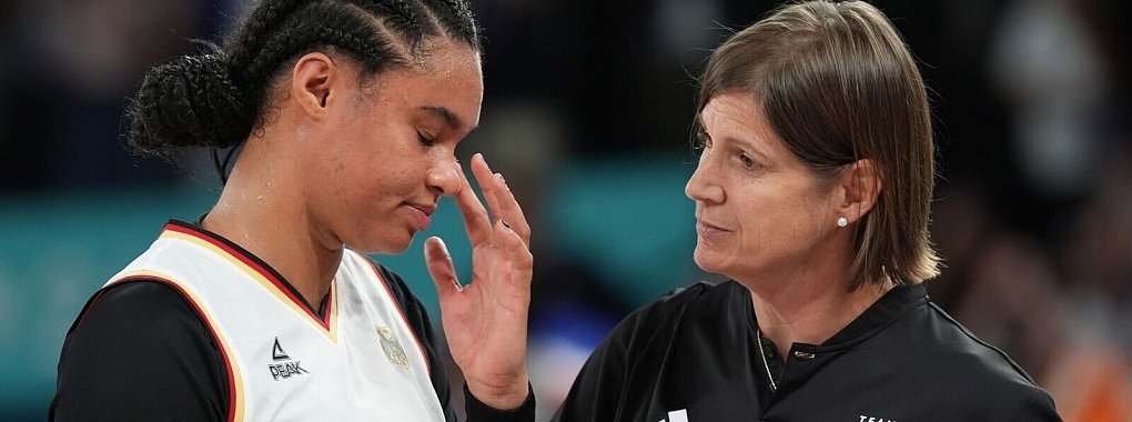 Nach der Entt&auml;uschung wollen Satou Sabally (l.) und Trainerin Lisa Thomaidis (r.) im kommenden Jahr wieder angreifen. - &copy; Marcus Brandt/dpa
