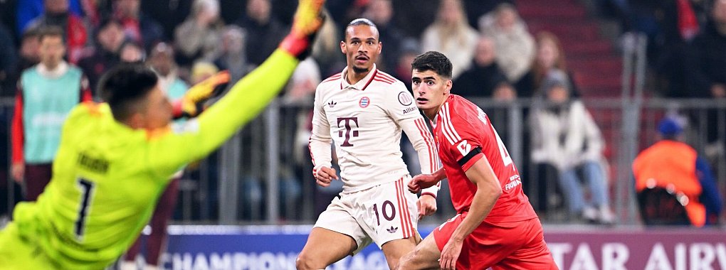 Kehrt er in die Startelf zurück? Gegen Benfica war Leroy Sané (m) stark. - © Sven Hoppe/dpa