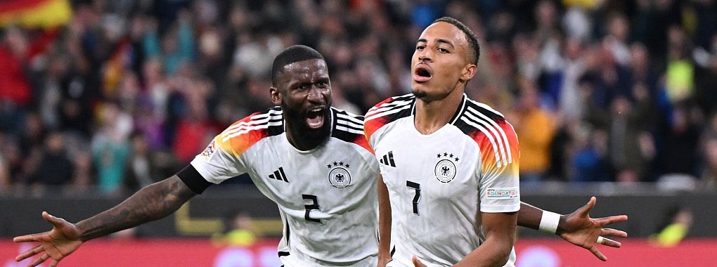Debütant Jamie Leweling (r) war Torschütze und Matchwinner für das DFB-Team gegen die Niederlande. - © Sven Hoppe/dpa