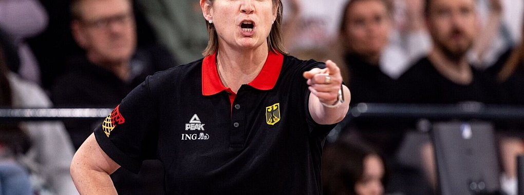Die Bundestrainerin Lisa Thomaidis spielt mit den deutschen Basketballerinnen um ein Olympia-Ticket f&uuml;r Paris. - &copy; Axel Heimken/dpa