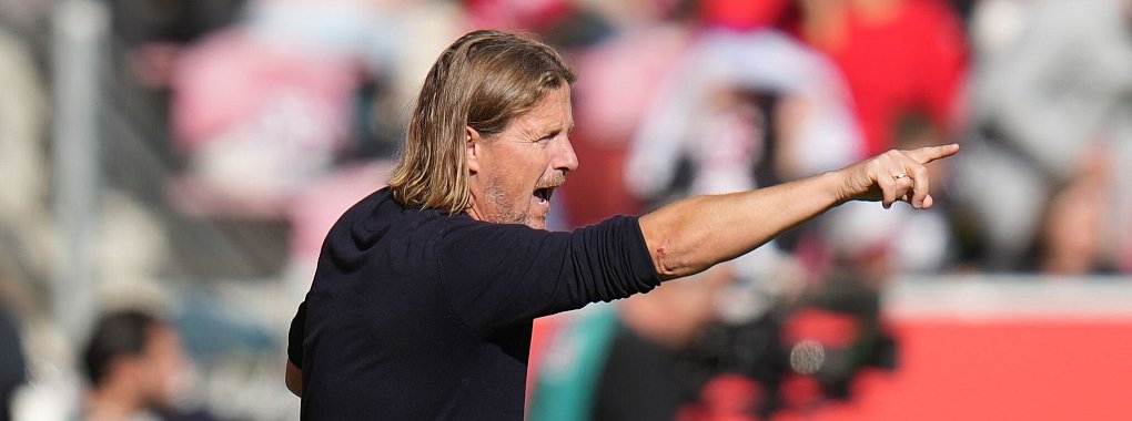 Der Mainzer Trainer Bo Henriksen kritisiert nach der Niederlage gegen Heidenheim Kritik den Schiedsrichter. - © Thomas Frey/dpa